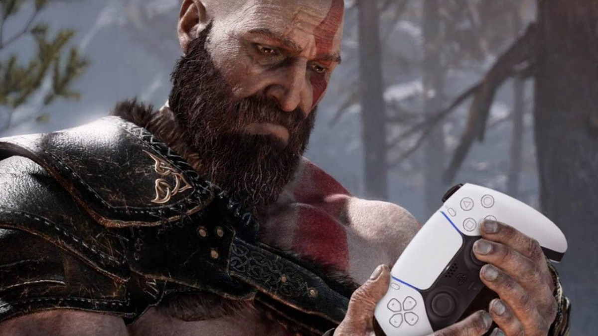 Meme di Kratos che contempla il Dualsense di PlayStation 5