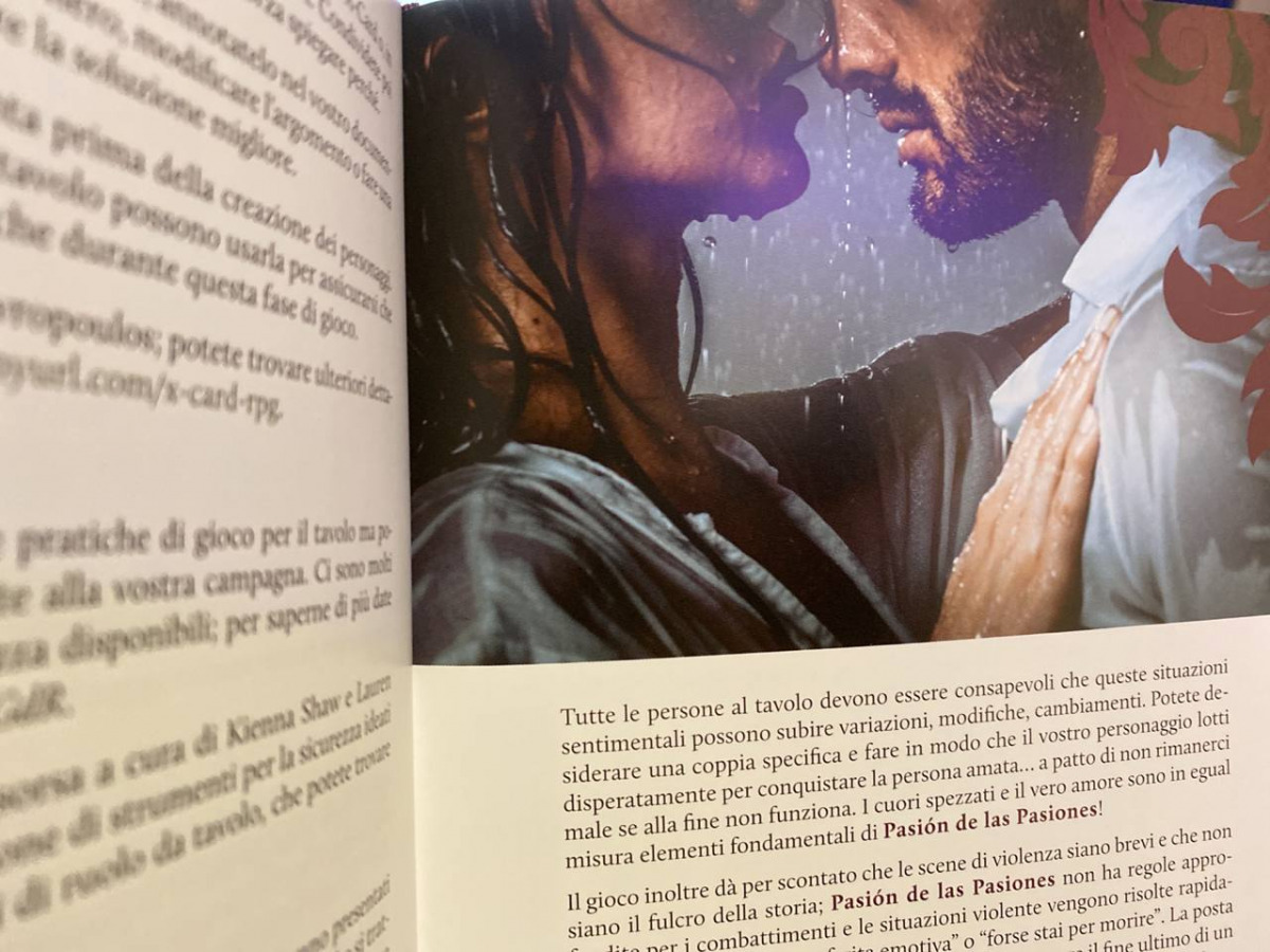 Dettaglio del manuale di Pasión de las Pasiones con un'immagine di un bacio sotto la pioggia.