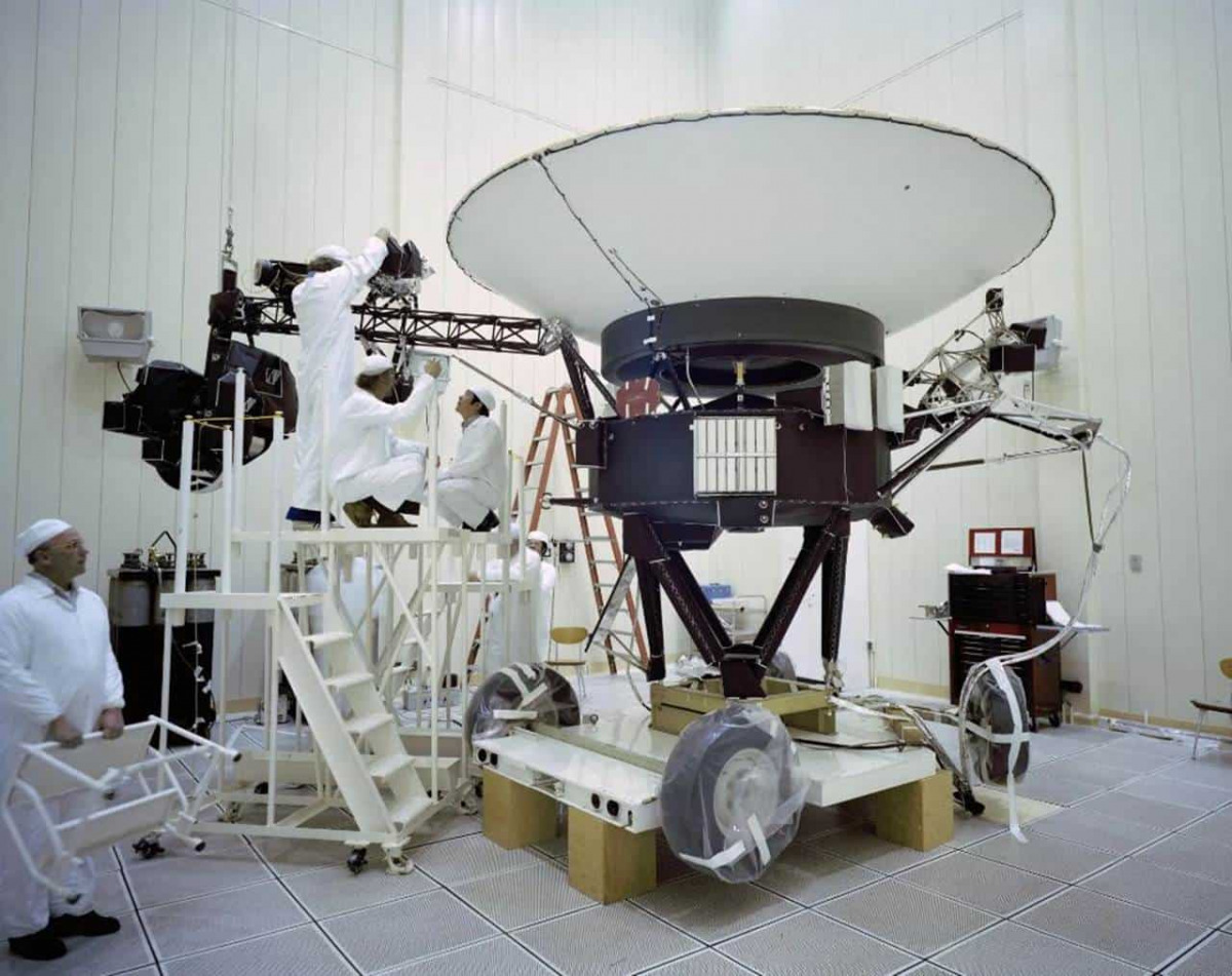 Ingegneri al lavoro su Voyager 2 il 23 marzo 1977.