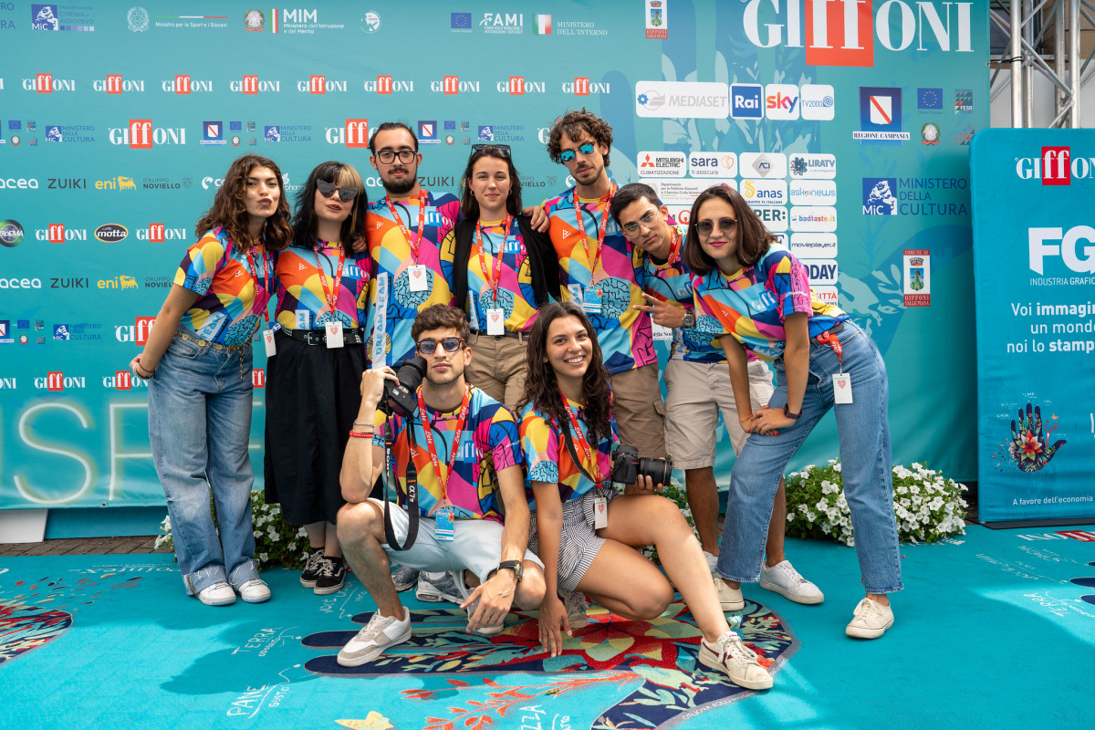 Alcuni ragazzi della Next Generation di Giffoni Innovation Hub in posa sul blue carpet del Giffoni Film Festival