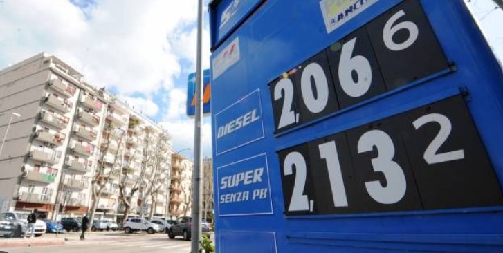 I prezzi dei carburanti stanno schizzando alle stelle.
