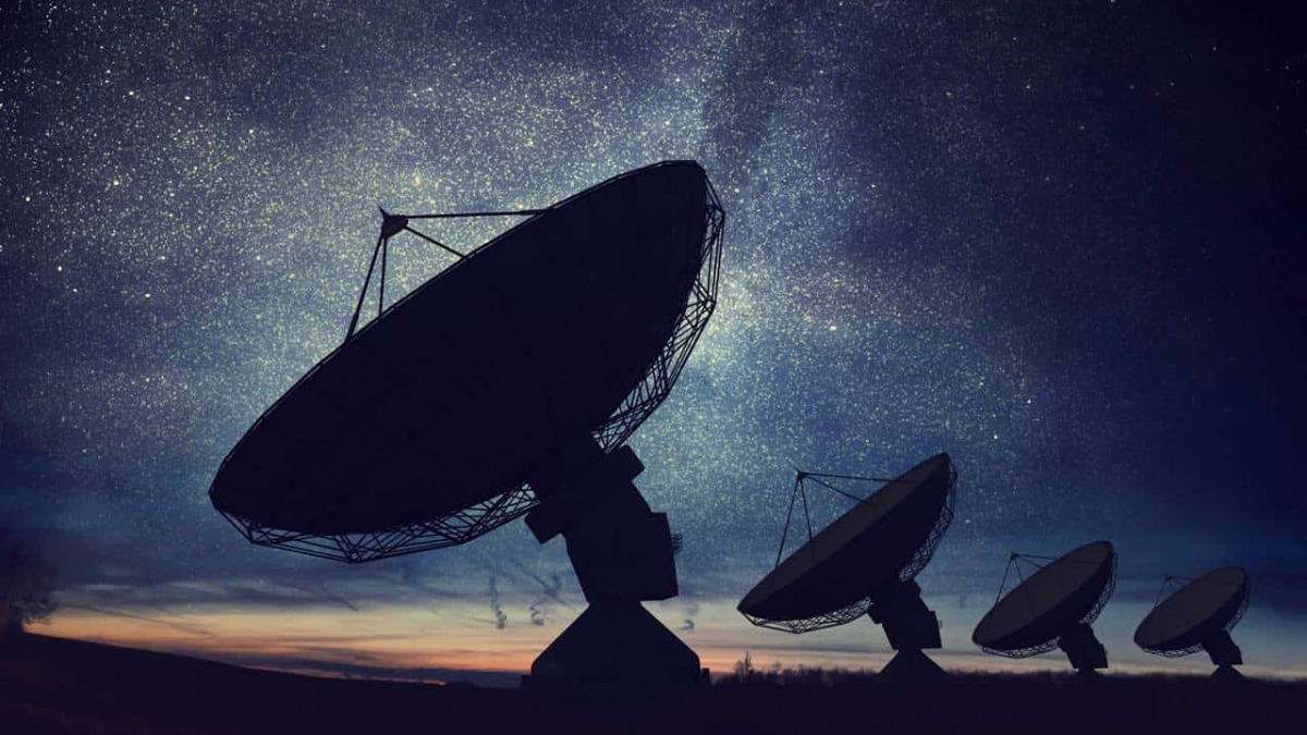 Telescopi radio sotto un cielo stellato