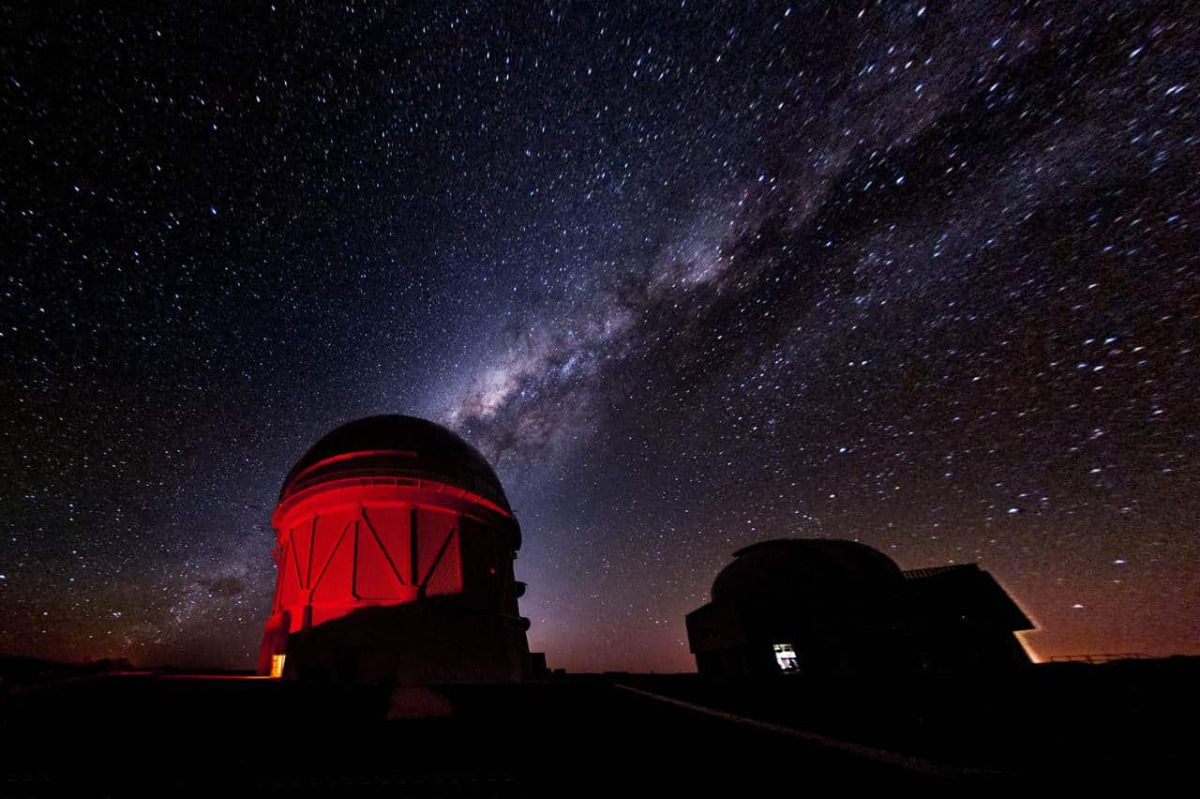 Osservatorio della campagna Dark Energy Survey sotto un cielo stellato