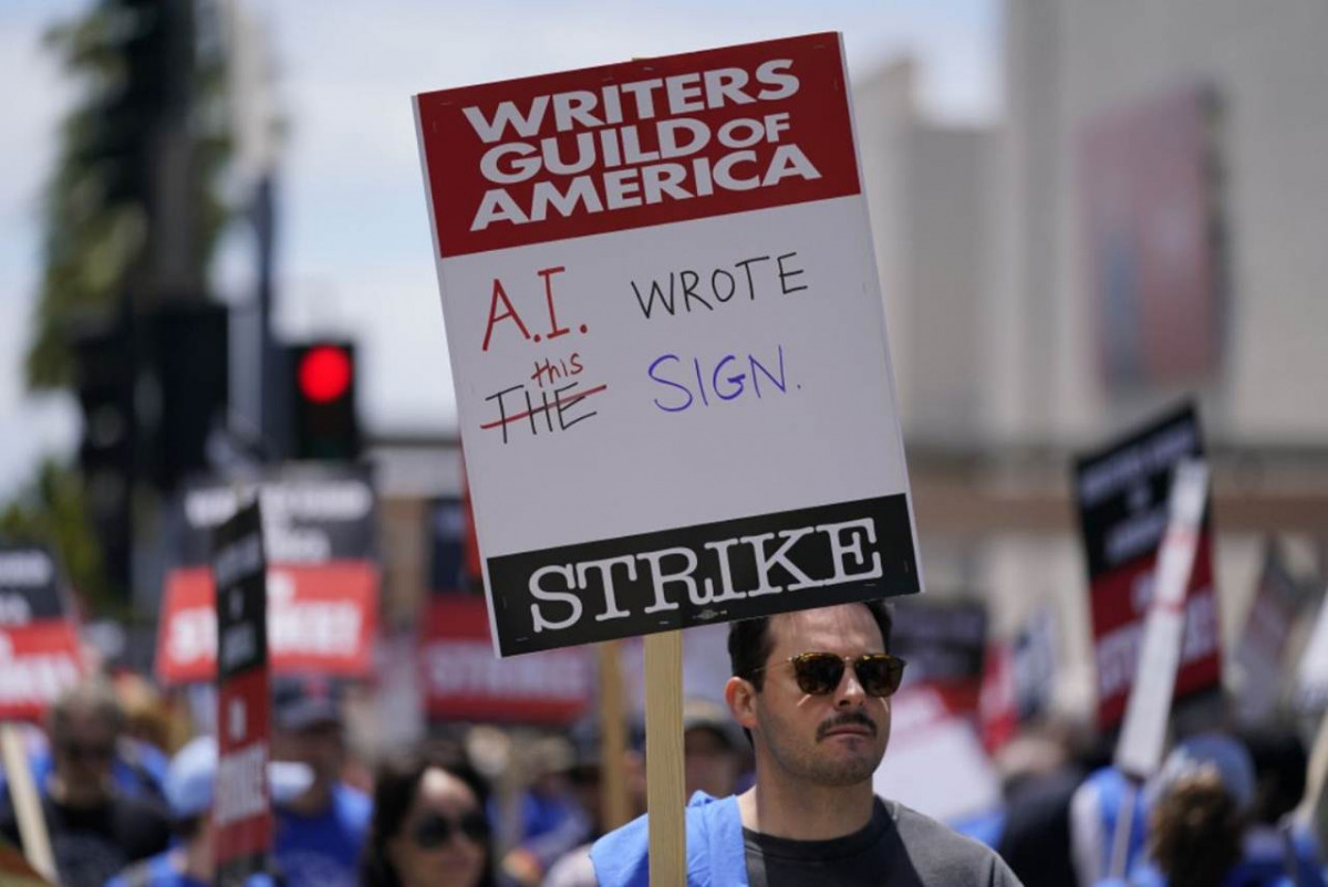 Uno dei manifesti contro le AI apparsi durante il recente sciopero degli sceneggiatori