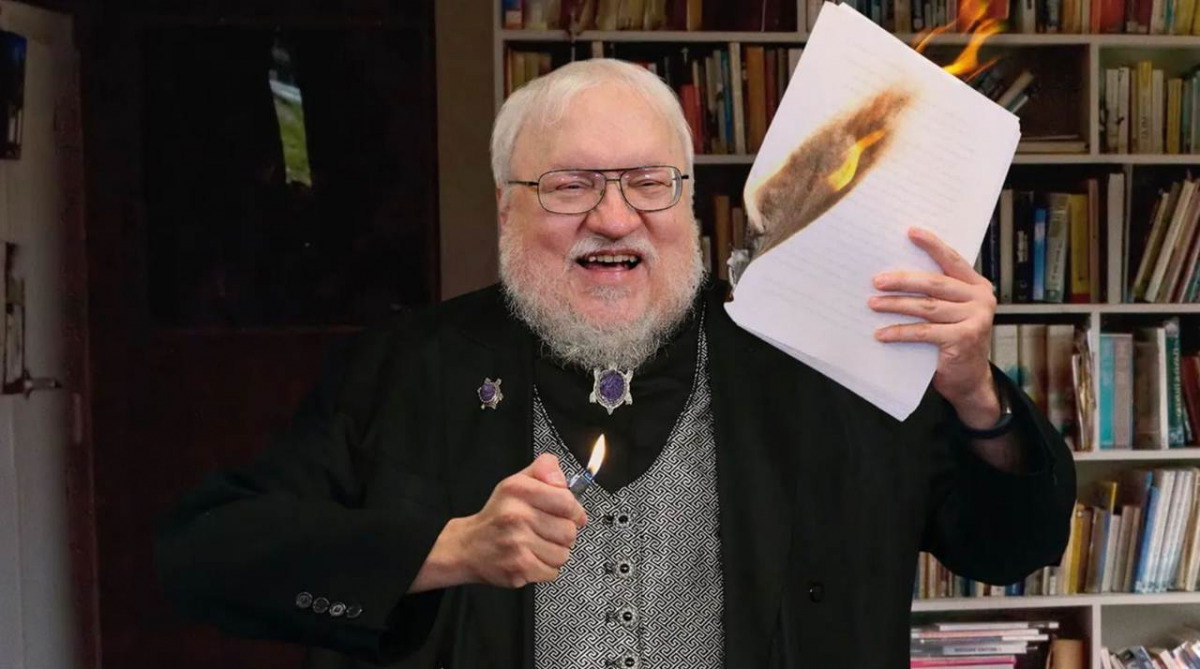 George R.R. Martin brucia un foglio ridendo