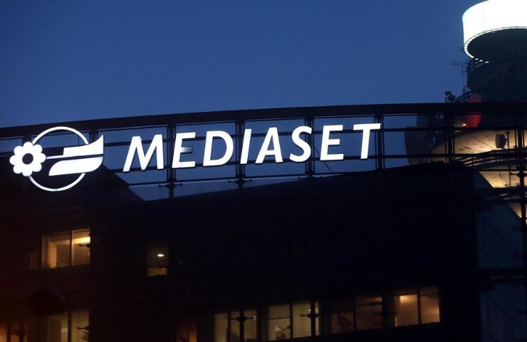 Mediaset logo insegna al neon