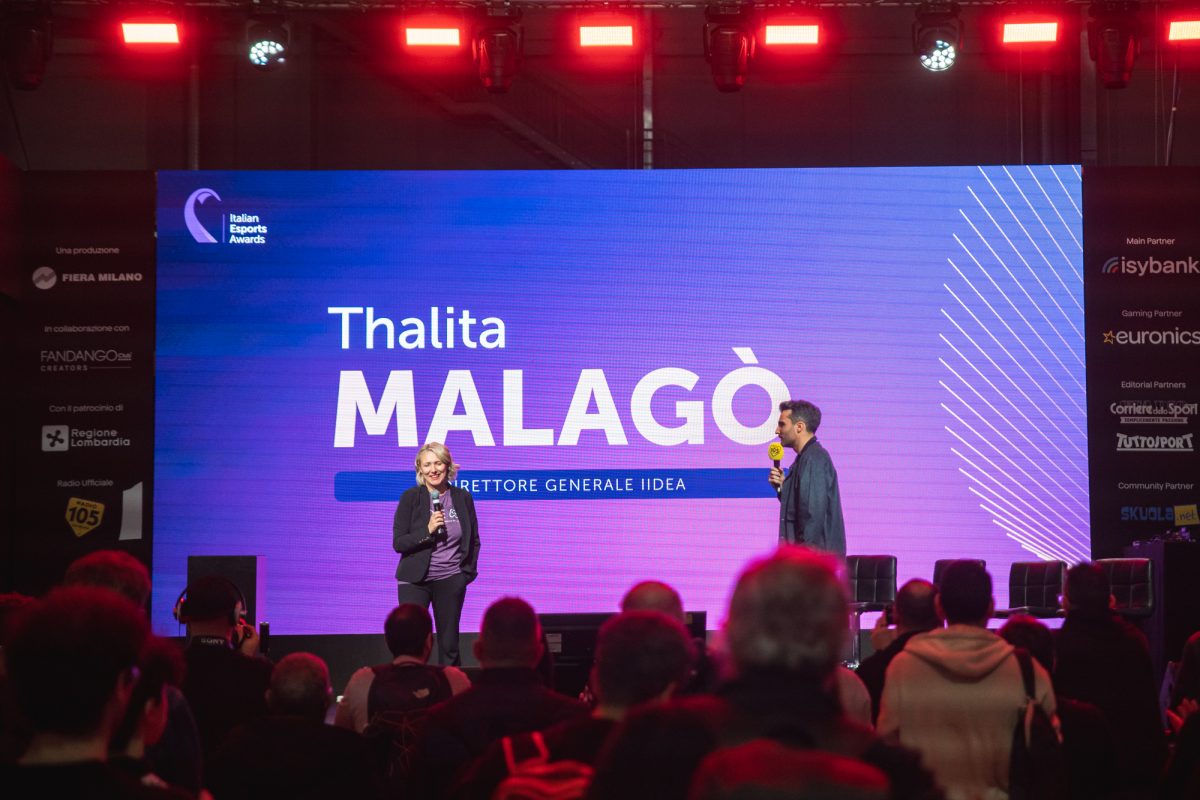  Thalita Malagò, Direttore Generale di IIDEA, sul Central Stage della Milan Games Week & Comics saluta il pubblico degli Italian Esports Awards 2023