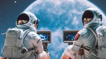 due astronauti guardano la terra dallo spazio in una tv