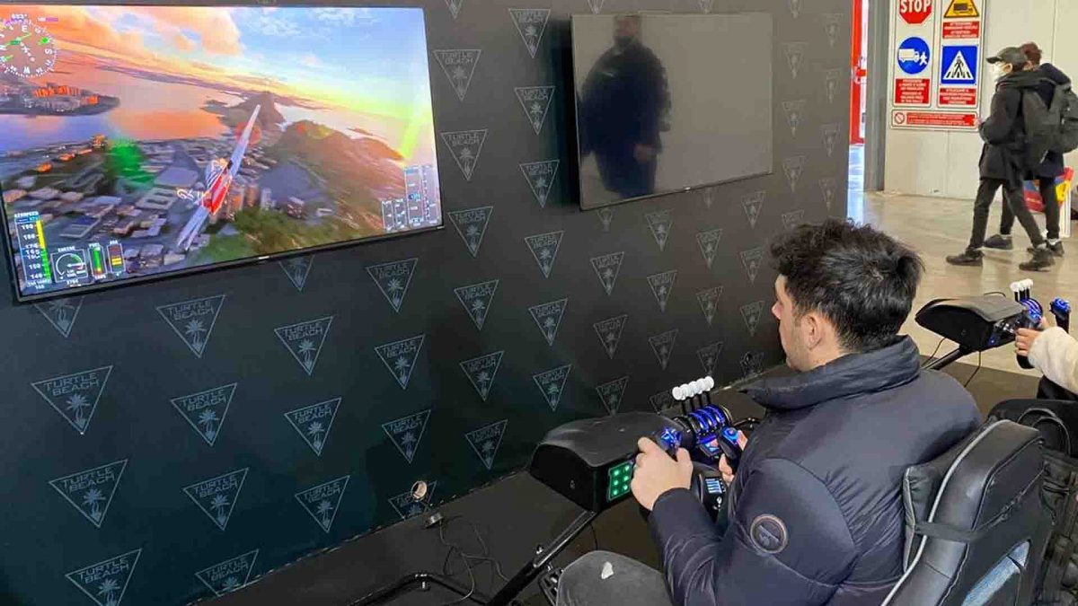 Postazioni VelocityOne di Turtle Beach per Microsoft Flight Simulator alla fiera Milan Games Week