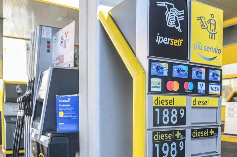 Rincaro benzina e gasolio pompa di benzina