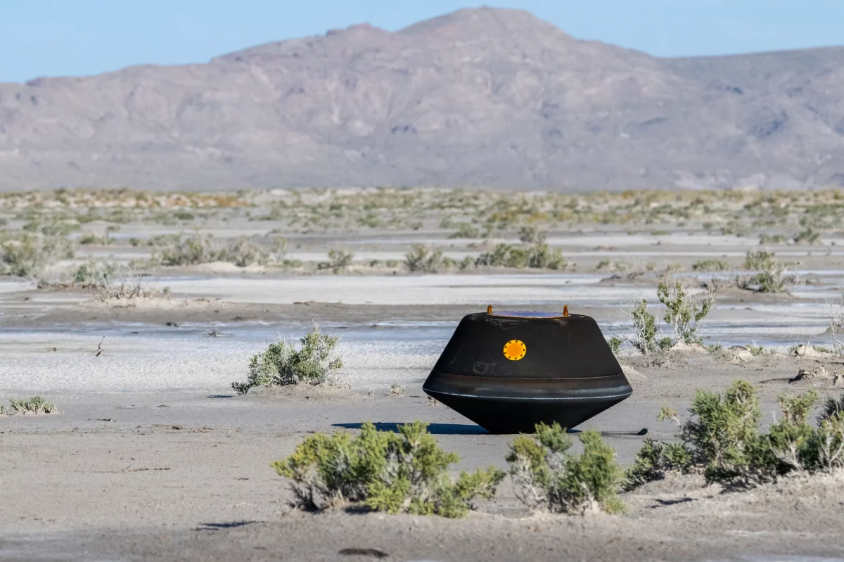 La capsula di contenimento di OSIRIS-REx appena atterrata al termine della sua missione spaziale. La NASA ha impiegato tre mesi per estrarne il contenuto in modo sicuro [credit: NASA/Keegan Barber]