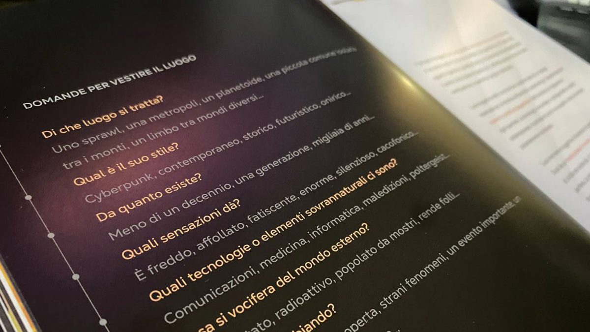 Interno del manuale con dettaglio l'alternanza tra pagine bianche e nere