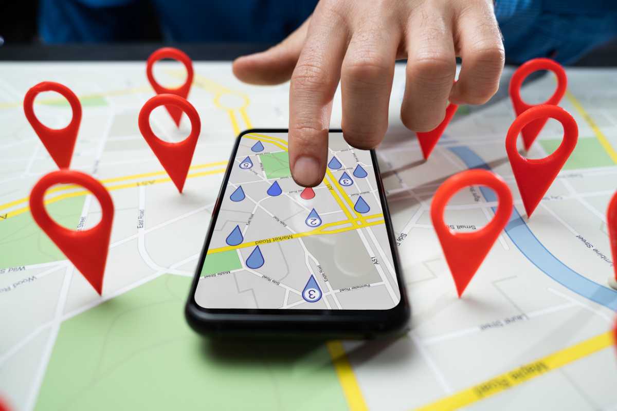 Telefono e mappa con punti d'interesse per la localizzazione 