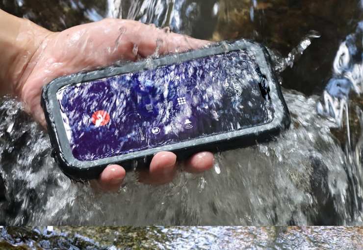 un iphone con la sua cover sotto un getto d'acqua