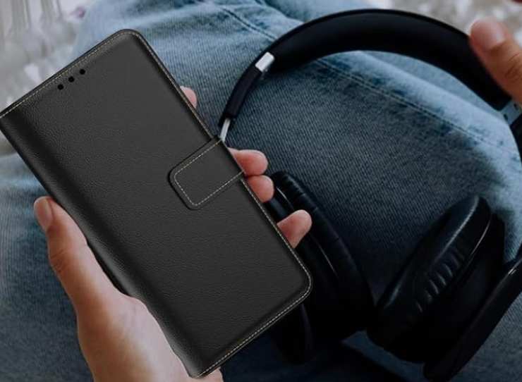 un iphone dentro a una cover a libretto tra le mani di una ragazza