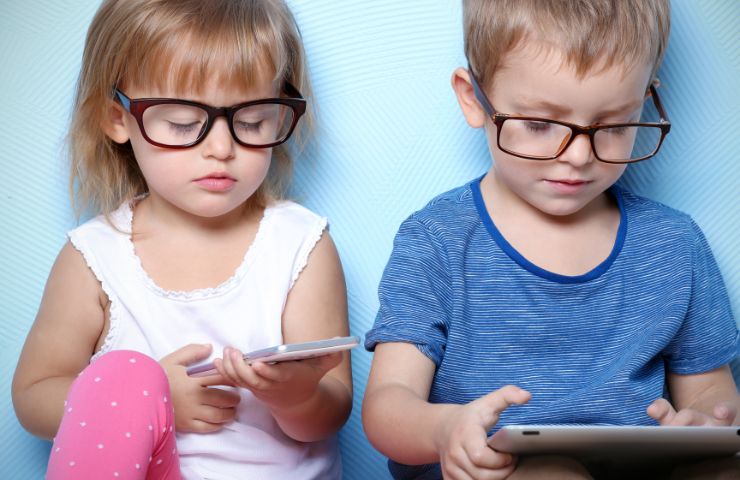 bambini con smartphone