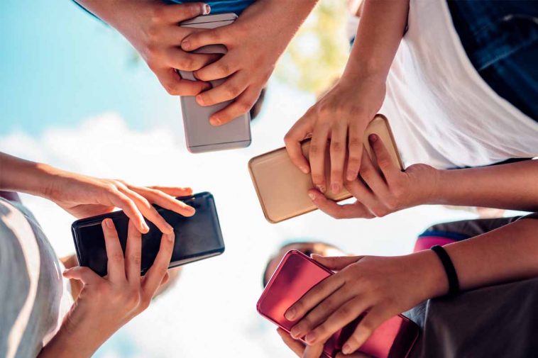 teenager al telefono