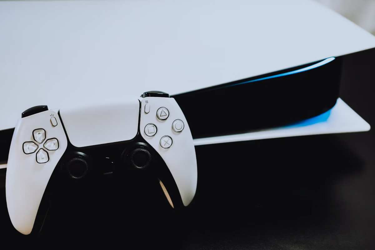 una playstation 5 con a fianco il suo controller
