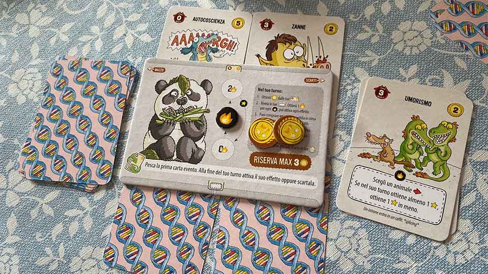 Plancia di un giocatore di Evolversi Male con carte sopra e sotto, segnalini, mazzo e scarti