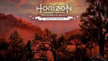 Aloy davanti all'orizzonte tra due montagne e il logo illuminato dal sole che tramotna