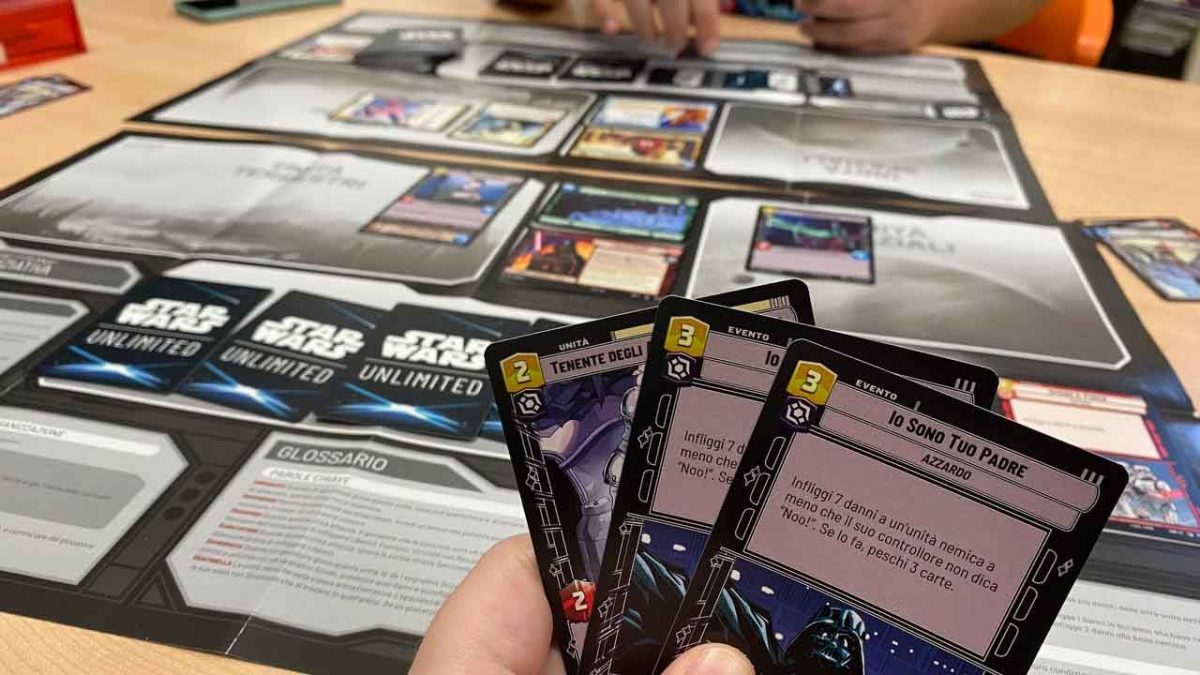 Punto di vista di un giocatore di Star Wars Unlimited con visuale sulle carte in mano e sul tavolo