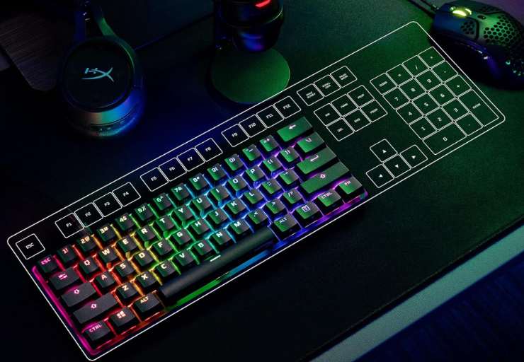 una tastiera da gaming illuminata su una scrivania