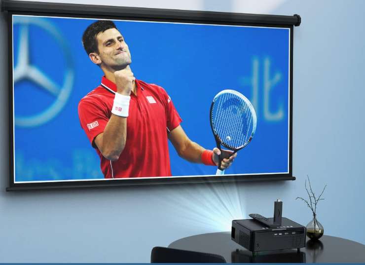 un proiettore e uno schermo dove c'è djokovic