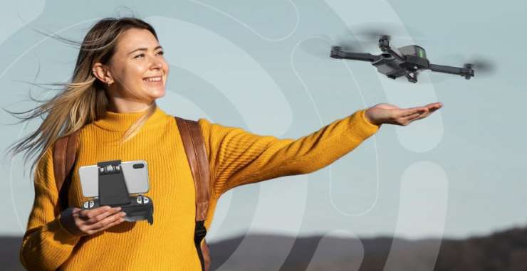 ragazza che fa volare un drone