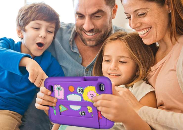 una famiglia che si diverte davanti al tablet