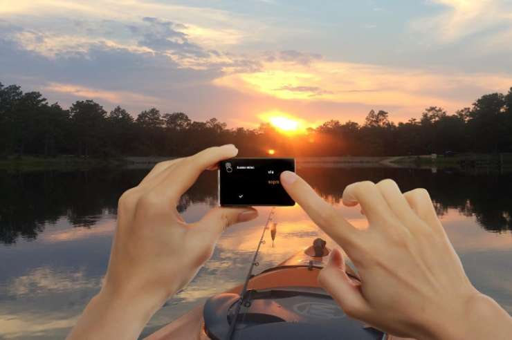 le mani di un ragazzo che scatta una foto con una go pro