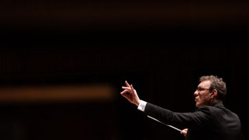 Direttore d'orchestra dirige il concerto di Baldur's Gate 3 al Game Music Festival 2024 di Londra