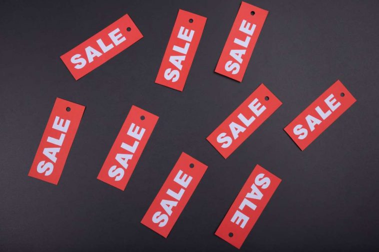 dei cartellini con scritto "sale" cioè sconti