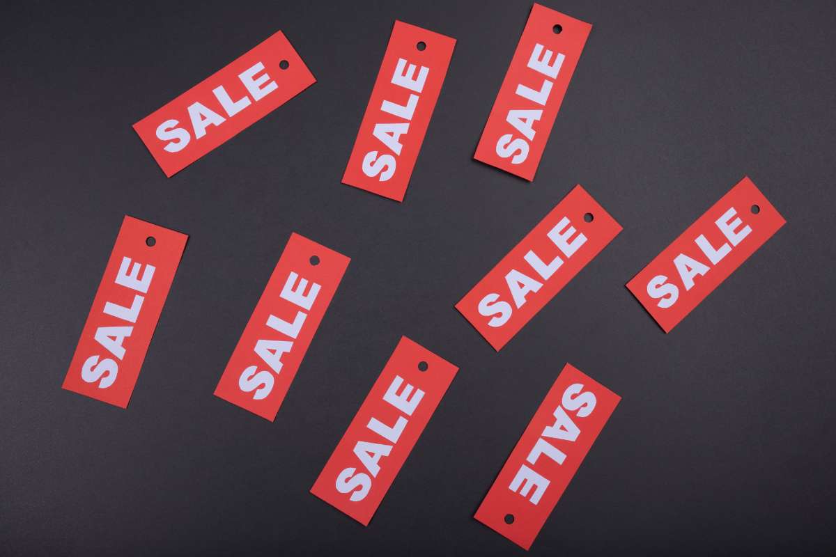 dei cartellini con scritto "sale" cioè sconti