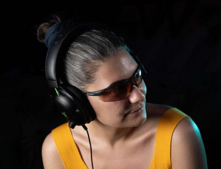 una ragazza con gli occhiali che gioca