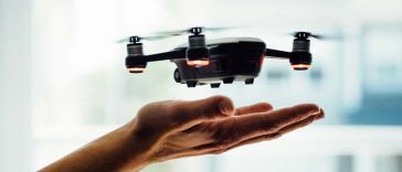 un drone che vola dalle mani di una persona