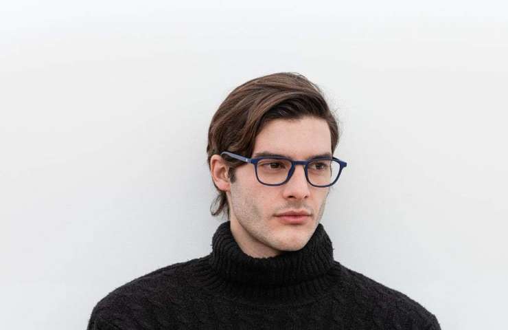 Un ragazzo con gli occhiali