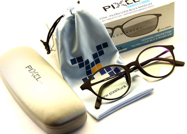 un paio d'occhiali con custodia e vari strumenti