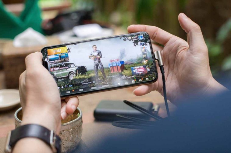 Uno smartphone da gaming in azione durante un gioco