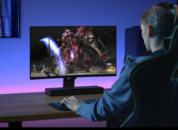 un ragazzo davanti allo schermo con soundbar