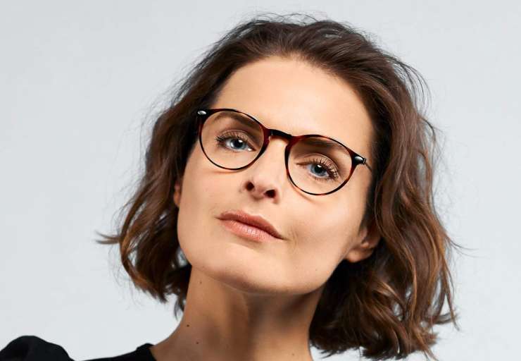 Una donna con un paio d'occhiali
