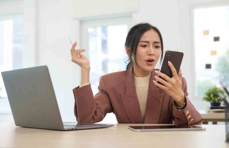 donna telefono chiamata 