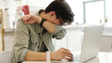 Ragazzo amareggiato al computer