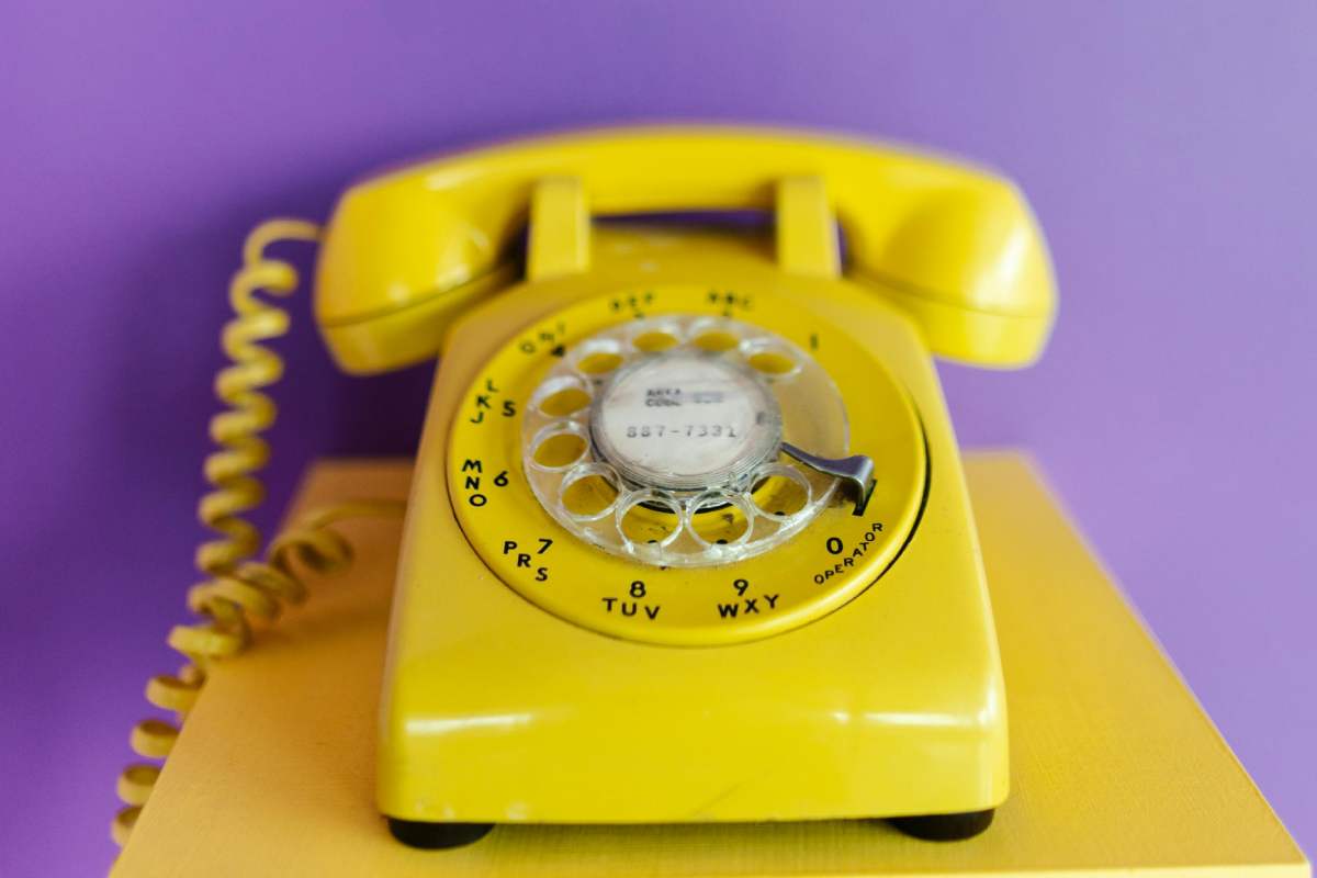 Telefono fisso giallo