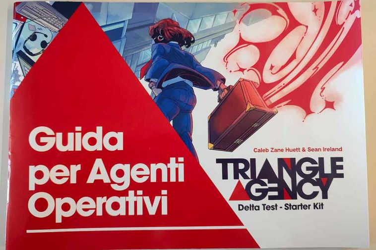 Un'agente di spalle con la famosa valigia, e la scritta triangle agency e "Guida per Agente Operativi"