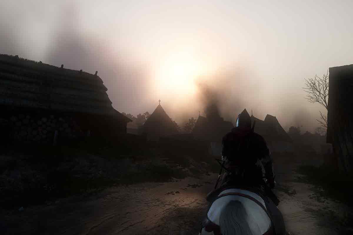 Henry in armatura cavalca in un vilaggio ricoperto di nebbia e fumi di carbone che brucia