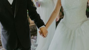 Sposi mano nella mano