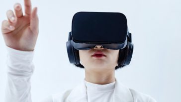 Ragazza con visore VR