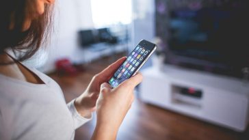 Ragazza con lo smartphone