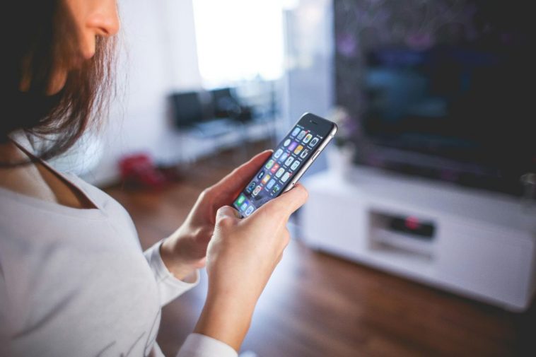 Ragazza con lo smartphone