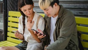 Ragazzi che guardano uno smartphone